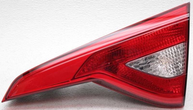 OEM Hyundai Sonata Right Passenger Side Halogen Tail Lamp Lens Chip