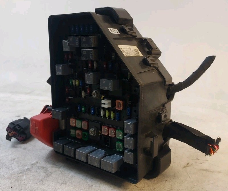 2010-2011 GMC Acadia 3.6L Engine Fuse Box Assembly w/o Tow Package OEM