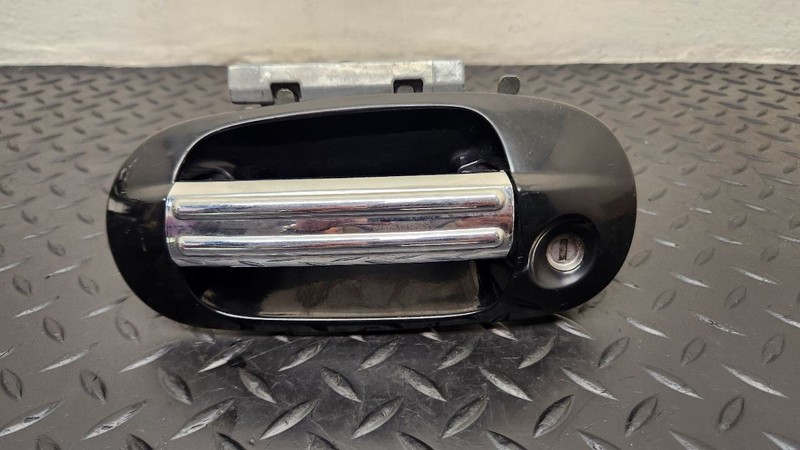 03-17 Lincoln Navigator Front Left Door Handle Black W/ Chrome OEM 9L7Z7822405AA