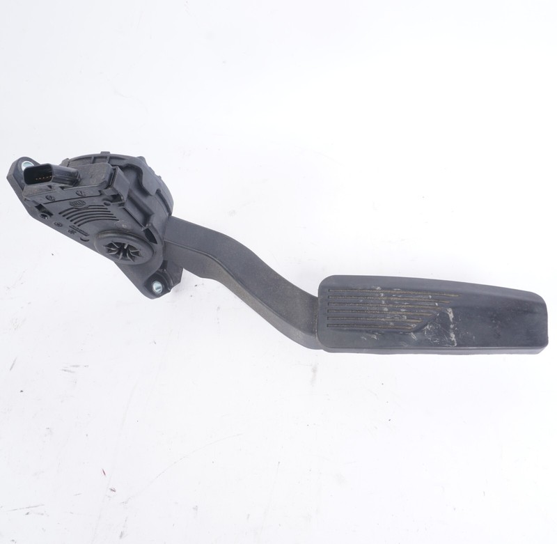 2014-2017 Maserati Ghibli Gas Accelerator Pedal 04861714OEM