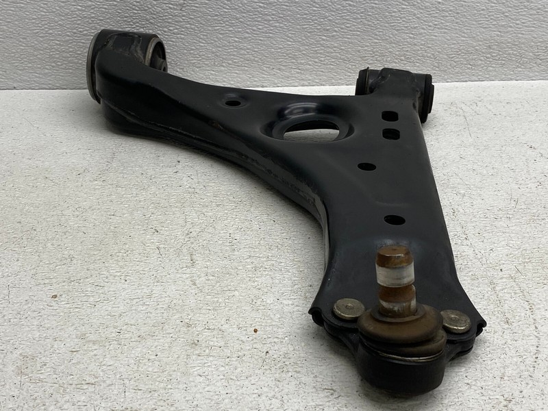 2017-2019 BUICK ENCORE FRONT RIGHT PASSENGER SIDE LOWER CONTROL ARM OEM LOT677