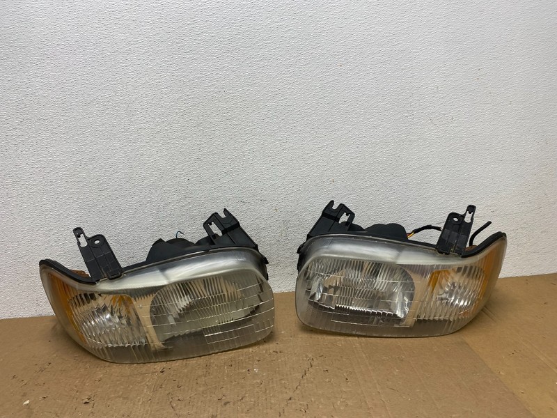 2001 - 2004 Ford Escape Headlights Left+Right Halogen Aftermarket AD8176 DG