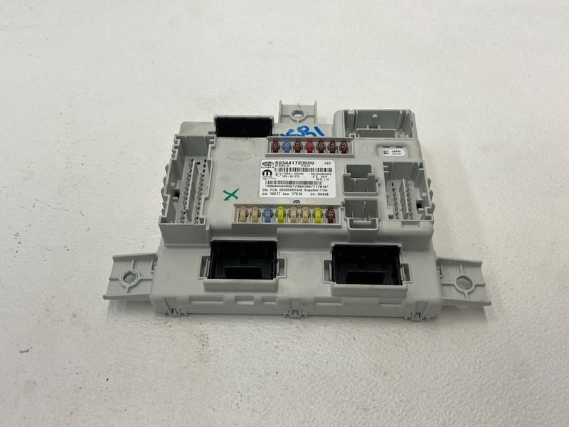 17-22 Alfa Romeo Giulia Quadrifoglio Junction Fuse Relay Box Block 1581 OEM