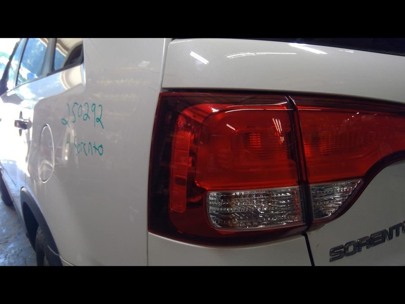 Driver Tail Light Quarter Panel Mounted Incandescent Fits 14-15 SORENTO 1637840