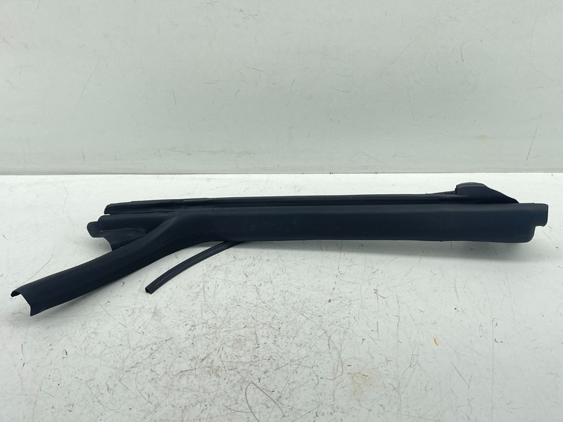16-19 BUICK CASCADA Genuine GM driver Side Front Door Window Weatherstrip OEM