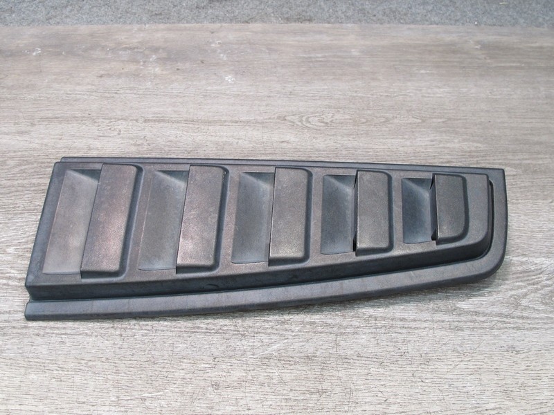 2003-2009 HUMMER H2 REAR RIGHT SIDE TAIL LIGHT UPPER VENT GRILLE TRIM APPLIQUE