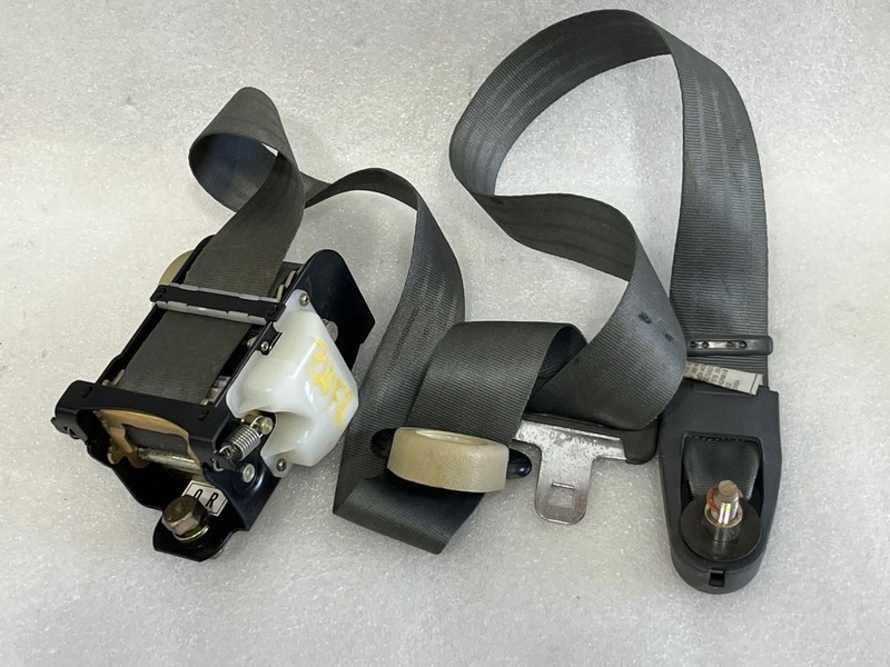 1984 1985 HONDA CIVIC SEDAN RIGHT PASSENGER SIDE FRONT SEAT BELT GRAY