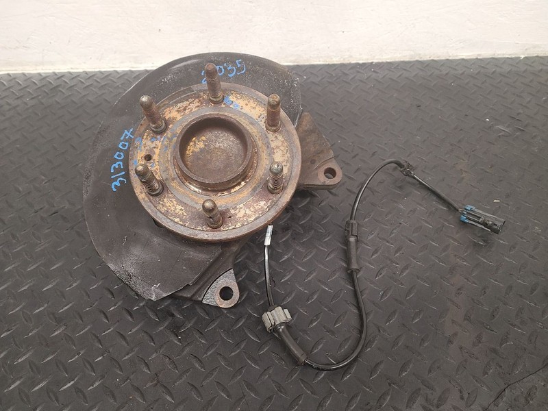 99-07 Chevrolet Silverado 1500 Left Driver Spindle W/ Hub 6 Lug OEM 19257048