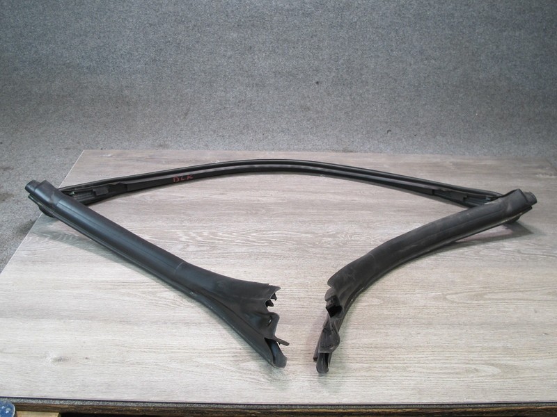2012-2020 MERCEDES R172 SLK SLC FRONT WINDSHIELD GLASS RUBBER WEATHERSTRIP SEAL