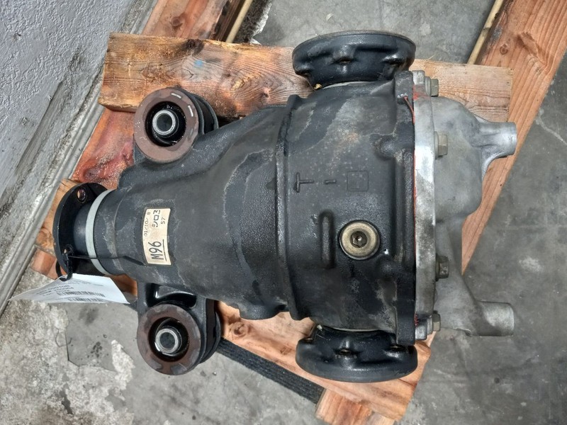 01-05 LEXUS IS300 SPORT X REAR CARRIER ASSEMBLY AUTOMATIC TRANSMISSION 3.909