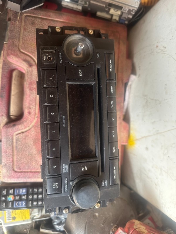 JEEP DODGE CHRYSLER CALIBER PATRIOT OEM Radio STEREO CASSETTE PLAYER P05064173Ak