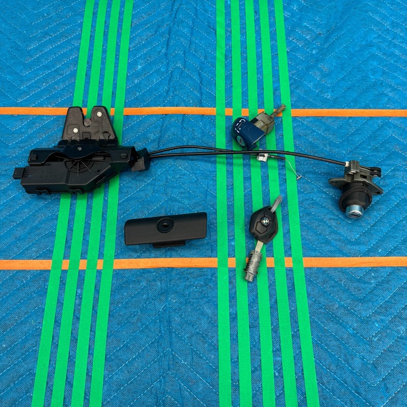 2001–2006 BMW 330Ci E46 Convertible Lock Set With Key OEM 8377809
