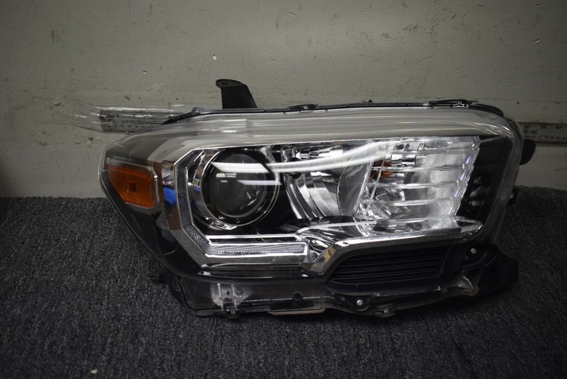 2016-2019 TOYOTA TACOMA HEADLIGHT RIGHT SIDE FACTORY OEM