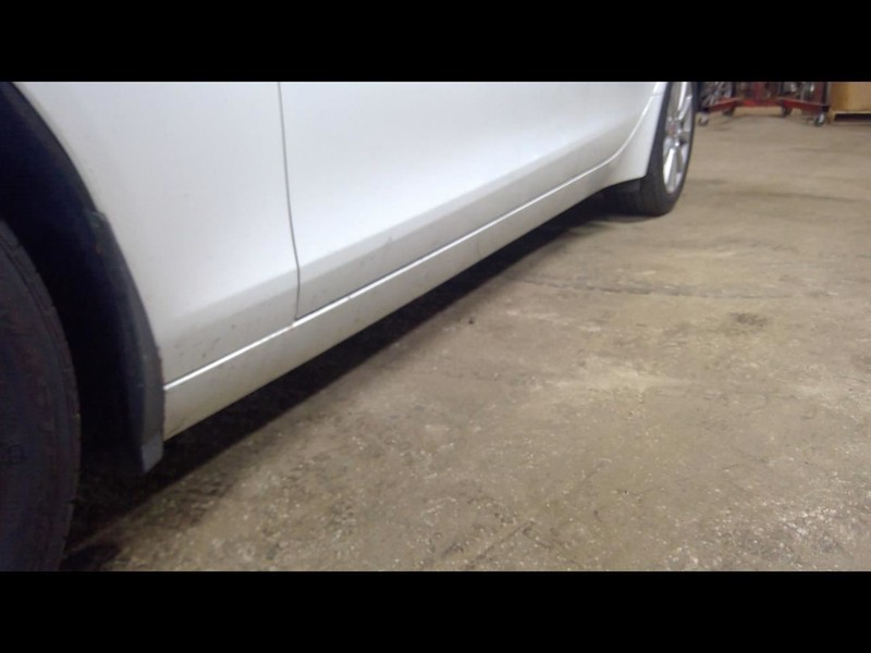 XE 2017-2019 Left Rocker Panel Moulding 1633051