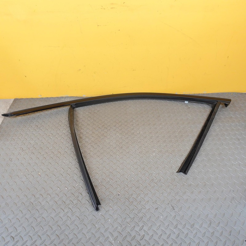 2024-2026 BMW X2 U10 FRONT LEFT SIDE SET OF DOOR MOLDING WINDOW SEAL OEM