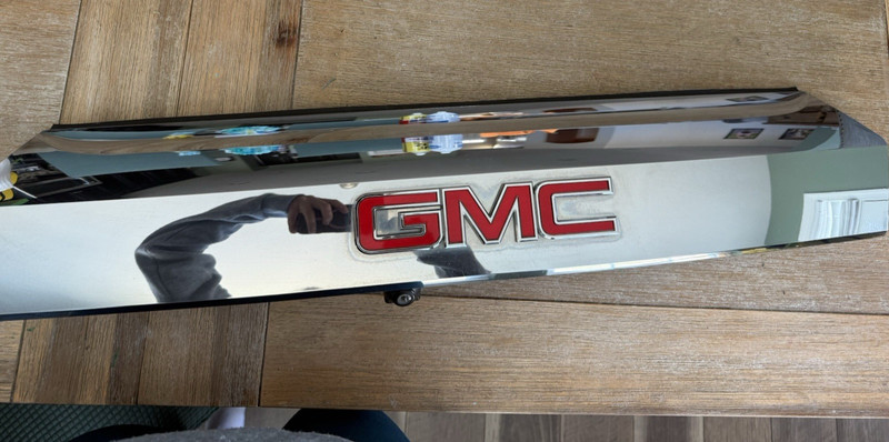 2011-2013 GMC Terrain Tailgate Garnish Molding W/back up camera 22802058 TRIM OE