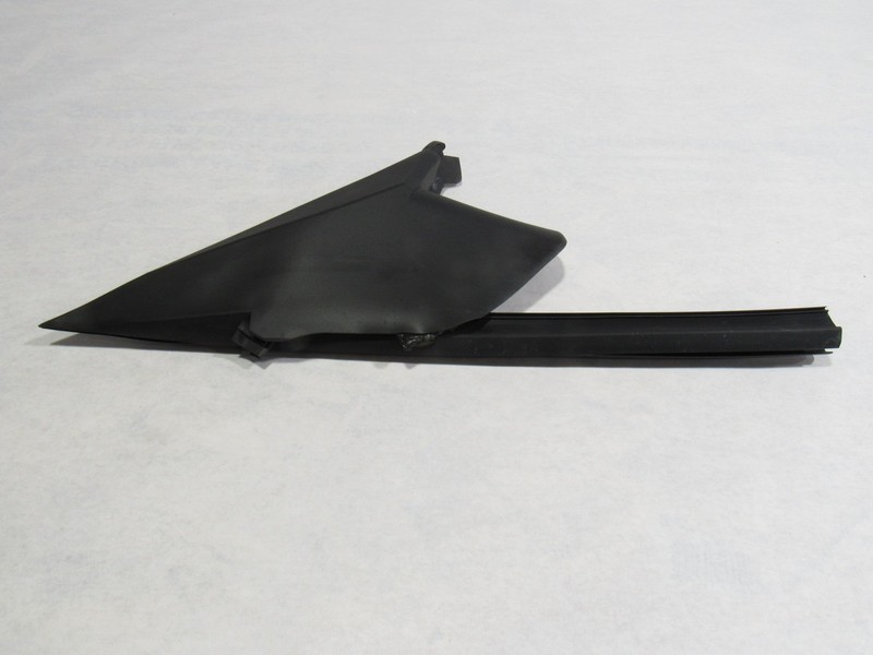 18-21 Aston Martin Vantage 2019 Left Driver Door Weatherstrip Seal Cover ;:A