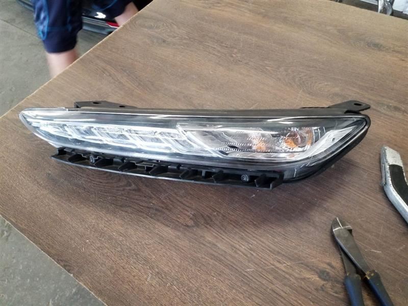 Driver Corner/Park Light Daytime Running Lamps Upper Fits 18-21 KONA 3313010