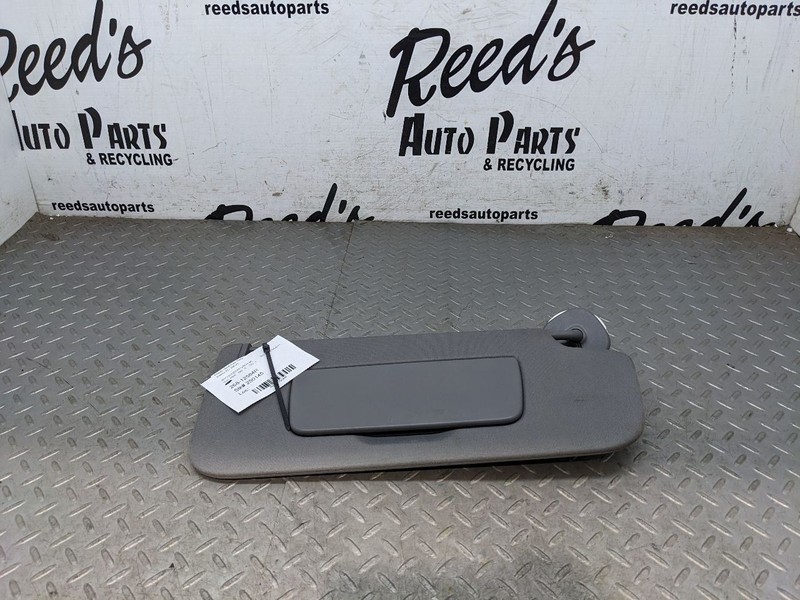 Passenger Sun Visor With Illumination Fits 19-25 SILVERADO 1500 PICKUP 1179898