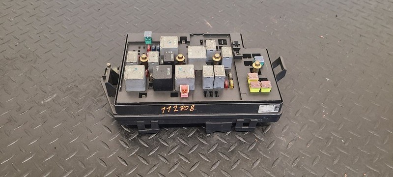 01-02 Pontiac Aztec 3.4L Engine Fuse Relay Junction Box OEM 88988592