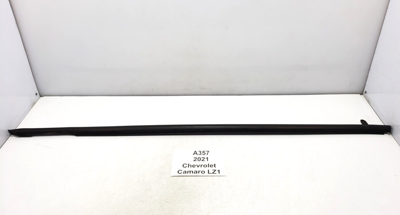 ✅ 16-24 OEM Chevrolet Camaro ZL1 Front Right Passenger Door Window Belt Molding*