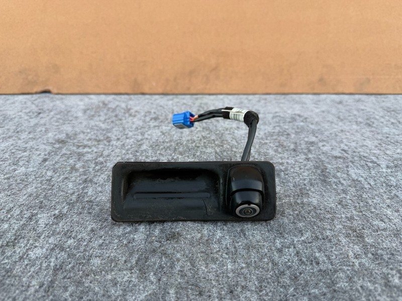 HYUNDAI GENESIS SEDAN & G80 15-20 OEM REAR VIEW TRUNK BACKUP CAMERA WITH SWITCH