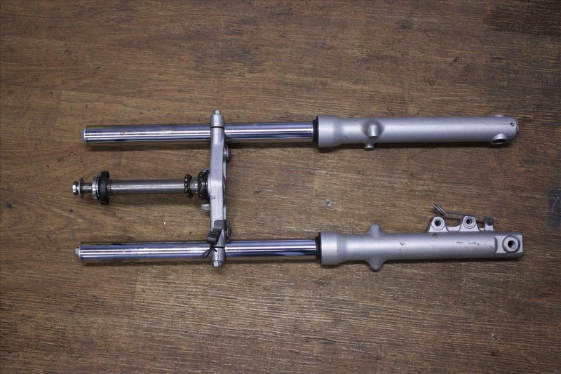 05 SUZUKI GZ 250 MARAUDER FRONT FORKS STRUTS SUSPENSION LOWER TRIPLE TREE GZ250