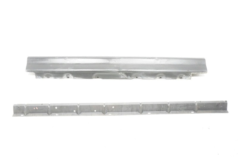 00 01 02 03 BMW X5 E53 RIGHT PASSENGER ROCKER PANEL SKIRT MOLDING & BRACKET OEM