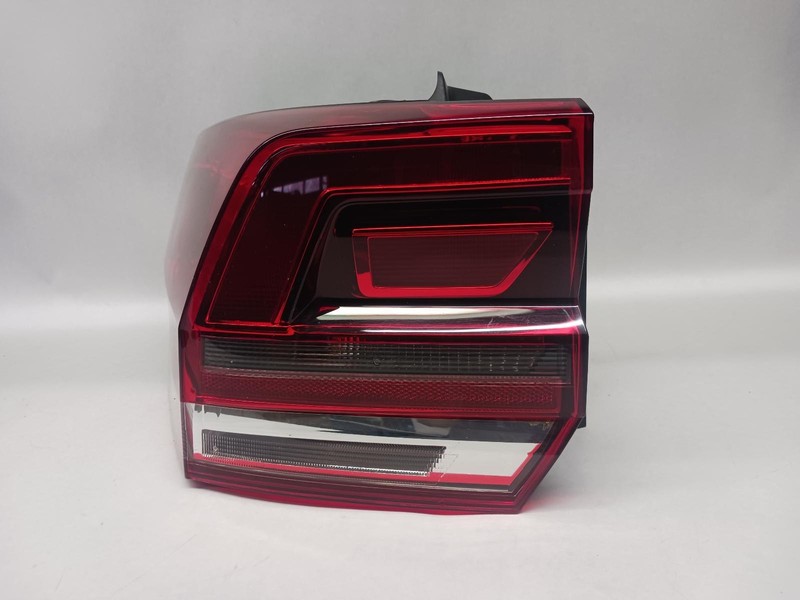 18-'20 VOLKSWAGEN ATLAS Left driver outer Taillight incandescent OEM Grade A!