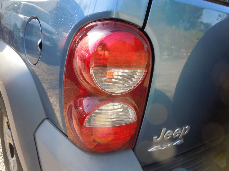 2005-2007 Jeep Liberty Tail Light Lamp Driver Left W/O Guard