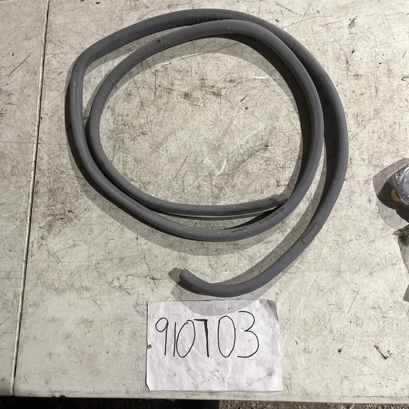 96-02 MERCEDES-BENZ E320 REAR RIGHT DOOR SEAL RUBBER WEATHERSTRIP BODY EDGE JAM