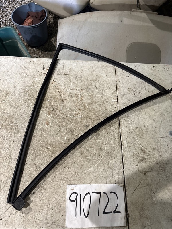 2006 - 2009 LEXUS RX350 DOOR WINDOW GLASS RUN CHANNEL GUIDE RUBBER REAR LEFT