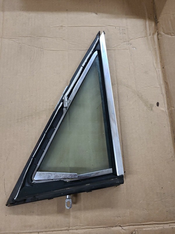 MERCEDES BENZ 220 D/8W115 LEFT FRONT WING WINDOW