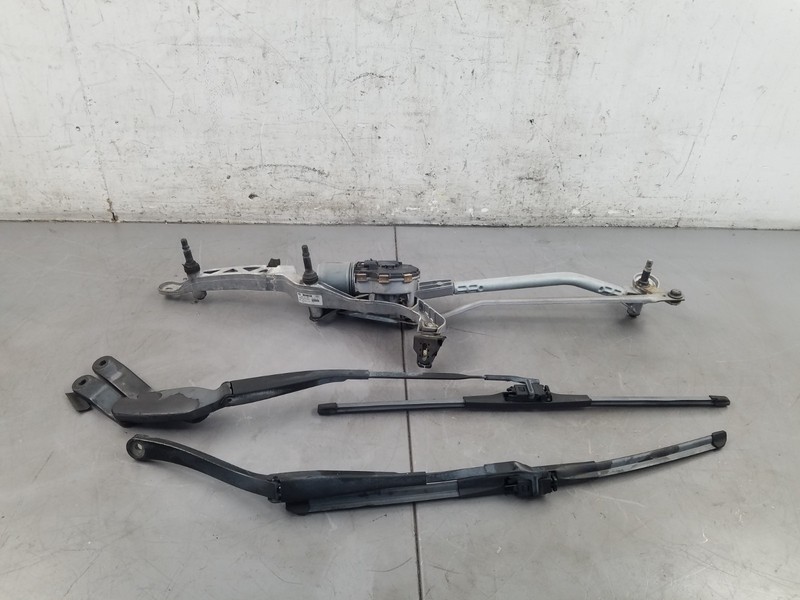 2012 Mercedes AMG E 63 Windshield Wiper Motor / Arms #2691 VV9