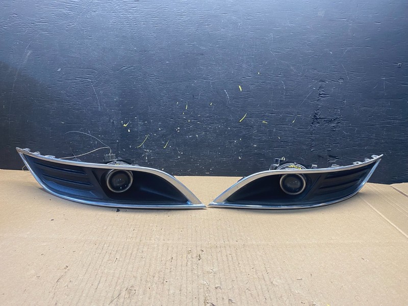 2013 to 2016 Lincoln MKT Left+Right Set Front Fog Light Bezel OEM t1364 DG