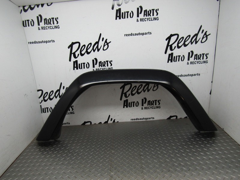97 98 99 00 01 02 03 04 05 06 Wrangler left rear flare wheel moldingBlack OEM