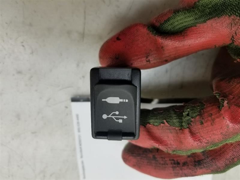 2016 TOYOTA RAV4 XLE USB / AUX PORT