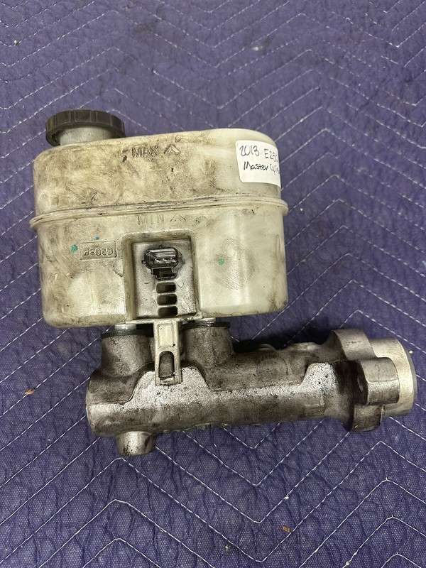 Brake Master Cylinder w/ Reservoir & Sensor for Ford2013 E-250
