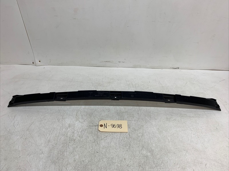 12-19 TESLA S REAR BUMPER MOUNT BRACKET PLASTIC CENTER MAIN GUIDE TRIM 9698 U8
