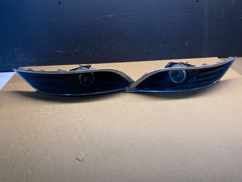 2013 to 2016 Lincoln MKT Left+Right Set Front Fog Light Bezel OEM AC6872 DG