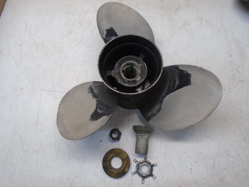 K3 ALUMINUM MERCURY BLACK MAX PROPELLER PROP 48-832828-C1-17 w/ Hub Kit