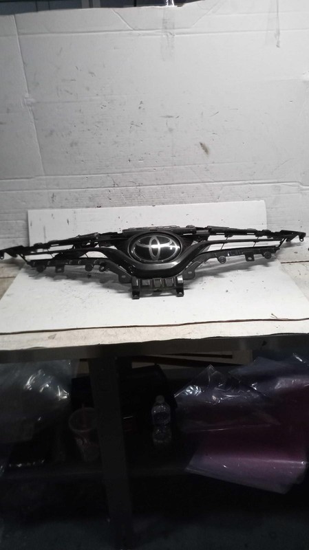 Used Upper Grille fits: 2019 Toyota Camry pre-crash system upper w/o blue accent