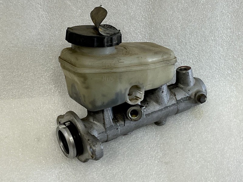 1995 1996 1997 LEXUS LS400 BRAKE MASTER CYLINDER NON-TRACTION OPTION 47201-50150
