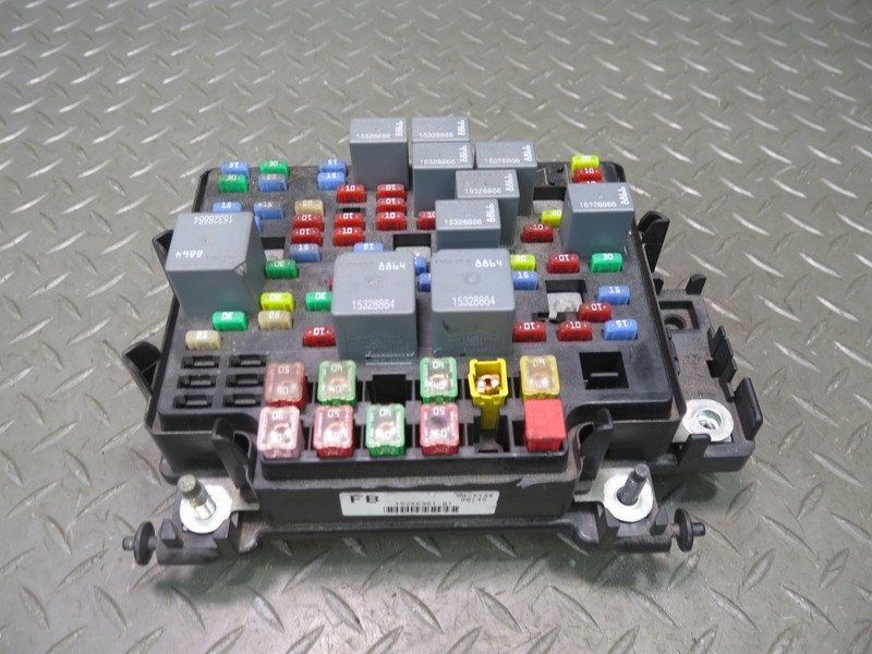 2004-2006 HUMMER H2 ENGINE FUSE RELAY JUNCTION BOX BLOCK 15266961