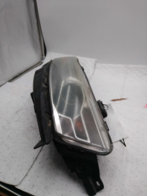 2016 Ford Taurus Right Headlight Assembly Grey Used - Missing Halogen Cap