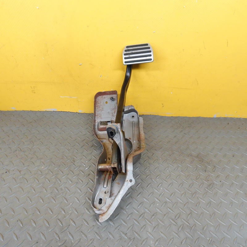 2019-2022 VOLVO XC40 BRAKE STOP PEDAL W/ BRACKET OEM 32265012