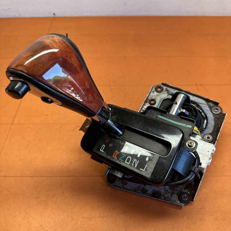 3305560060 | 1998-2003 Lexus LX470 Transmission Shifter Assy Floor Mounted OE AT