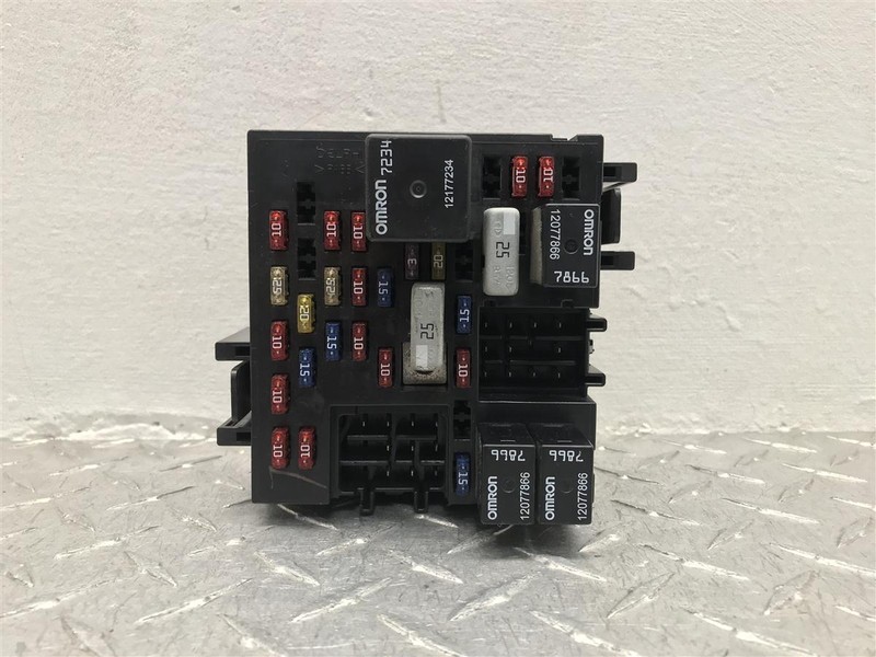 (99-02) CHEVY TAHOE SUBURBAN YUKON AVALANCHE SILVERAO CAB FUSE BOX OEM 15770992