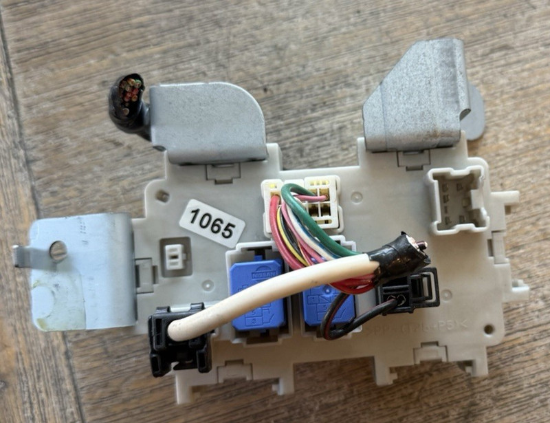 2003-2007 Nissan Murano 3.5L Under Dash Inner Fuse Box Relay Junction Bl