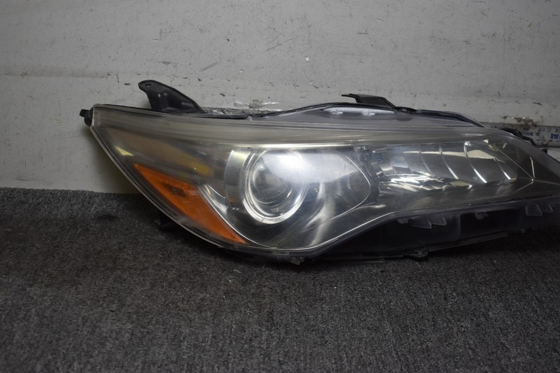 2015 2016 TOYOTA CAMRY RIGHT PASSANGER HEADLIGHT OEM